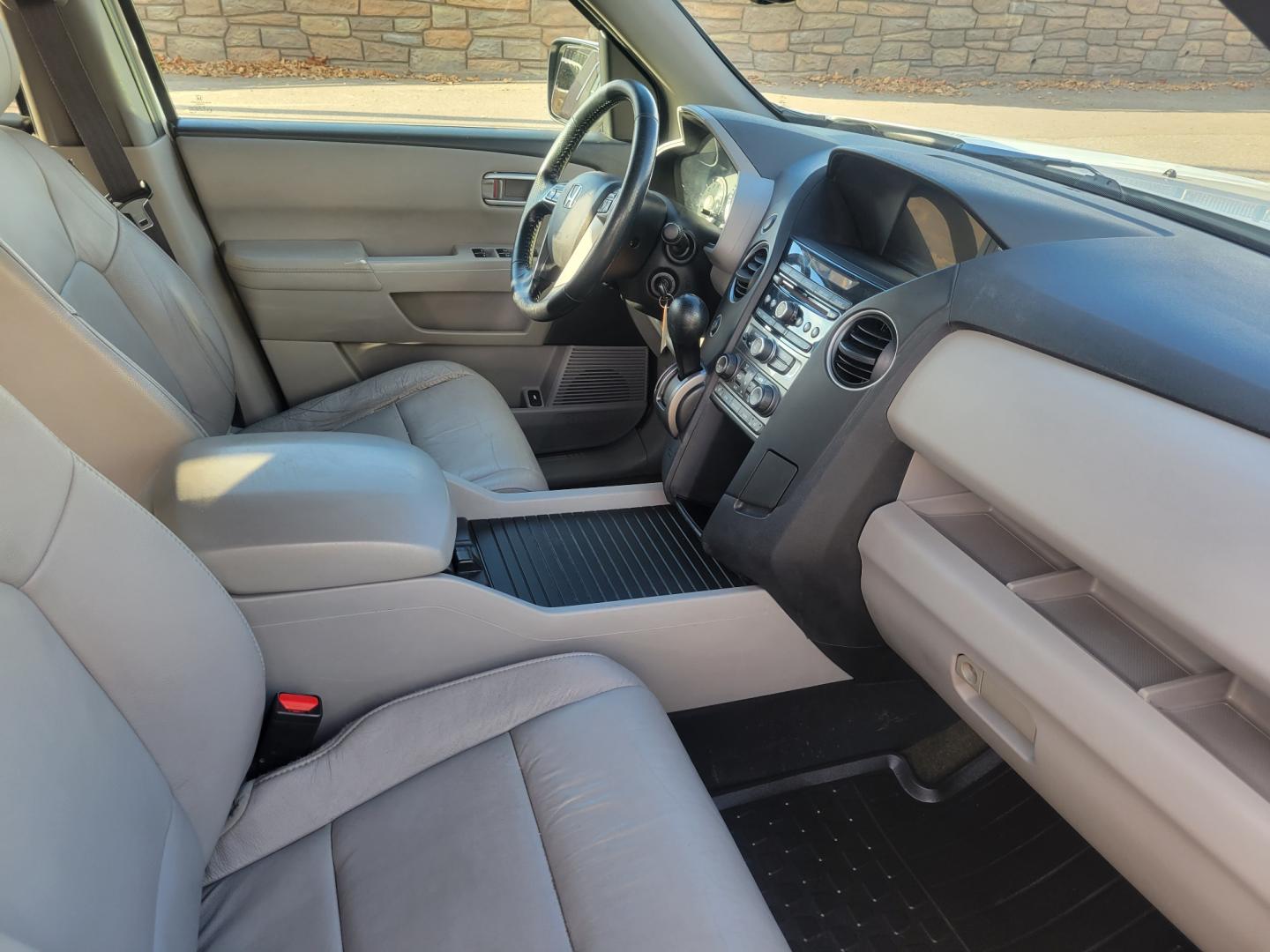 2015 White /Gray Honda Pilot EX-L AWD EX-L (5FNYF4H58FB) with an 3.5L V6 SOHC 24V engine, 5-Speed Automatic transmission, located at 450 N Russell, Missoula, MT, 59801, (406) 543-6600, 46.874496, -114.017433 - All Wheel Drive. Automatic Transmission. Power Heated Leather Seats. Power Sunroof. 3rd Row Seating. Air. Cruise. Tilt. Bluetooth. AM FM XM CD Player. Backup Camera. - Photo#11